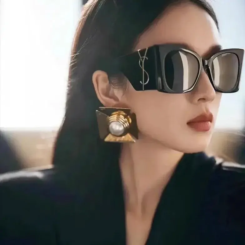 Black square sunglasses